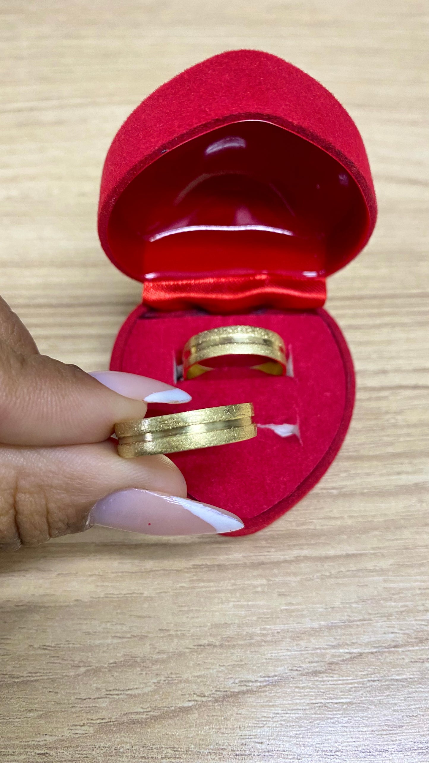 PAR DE ALIANÇAS MOD FRISO BORDADO 7MM