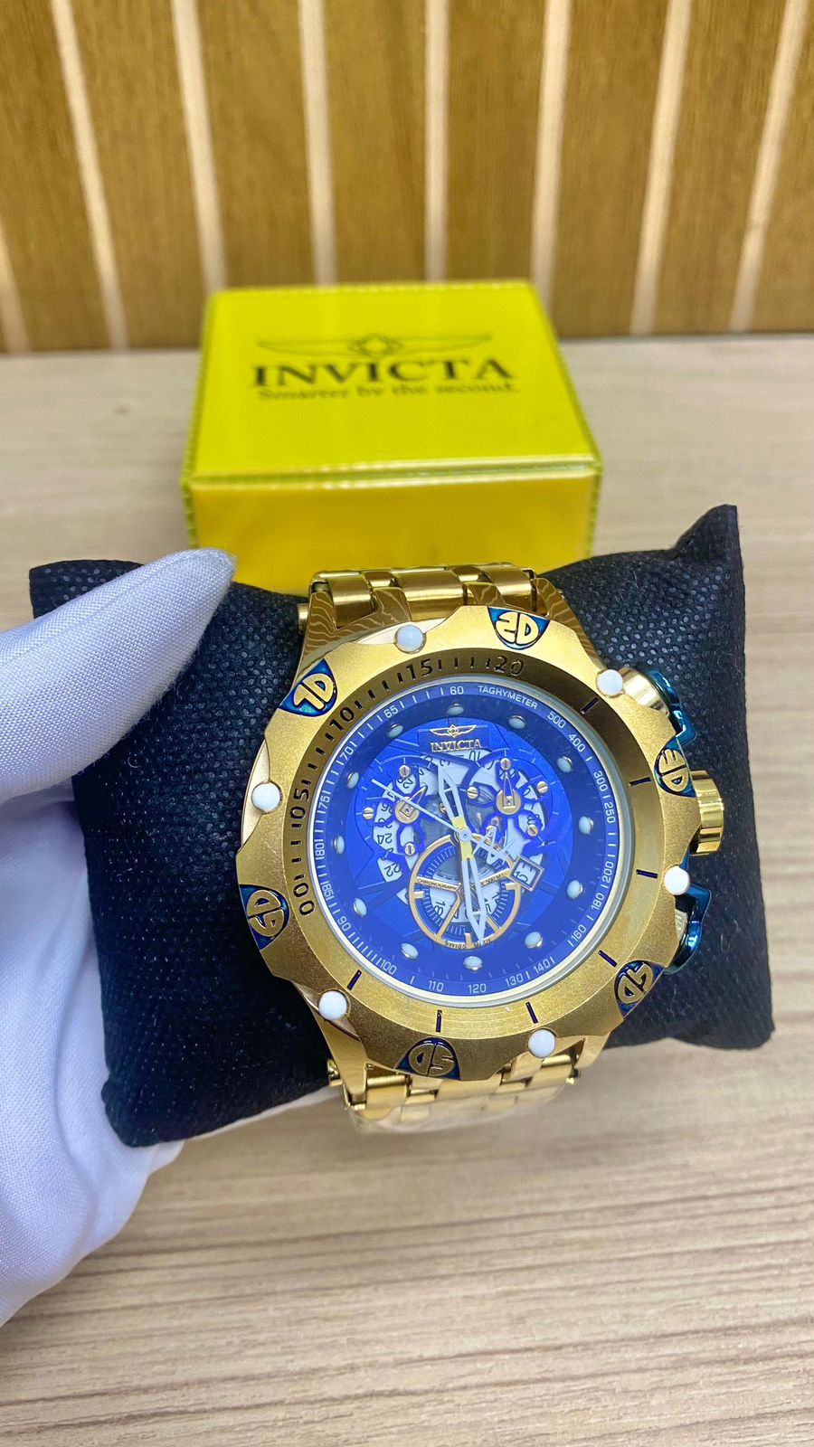 RELOGIO INVICTA DOURADO ( FUNDO CÉU AZUL )