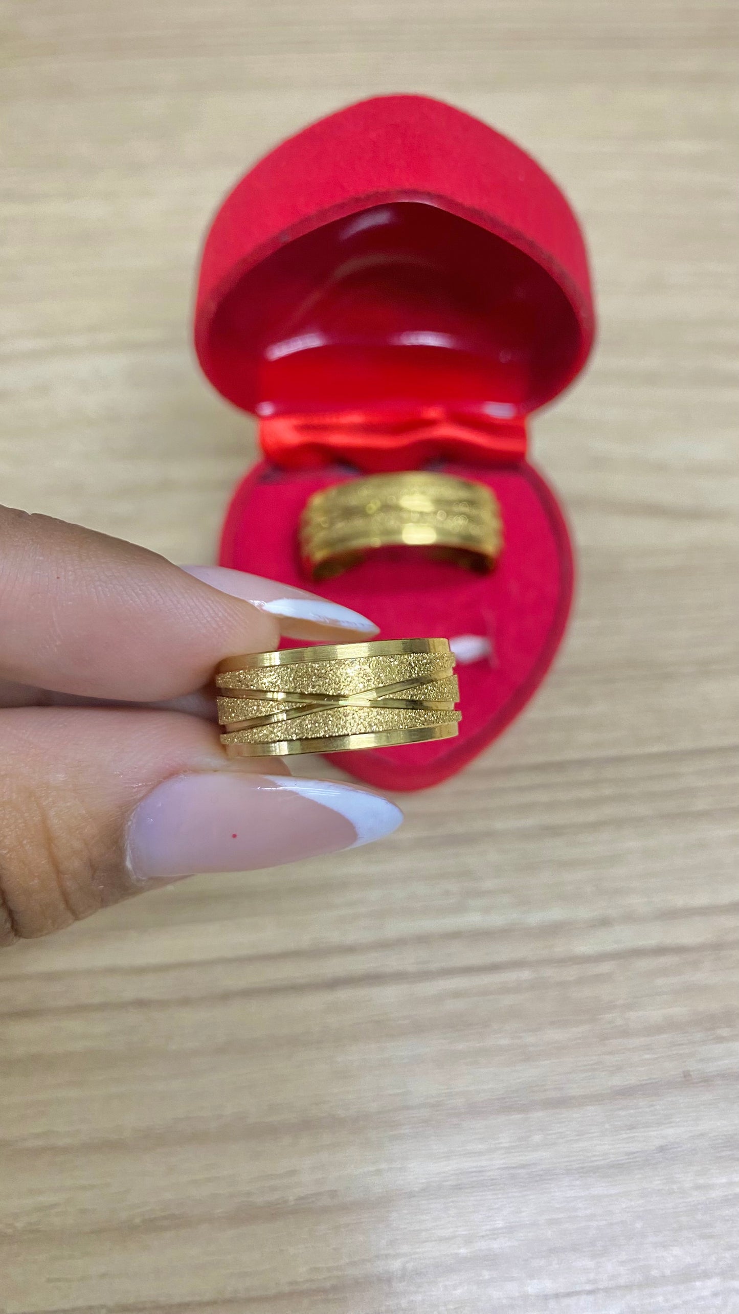 PAR DE ALIANÇAS INFINITO BORDADO ( Com Verniz )