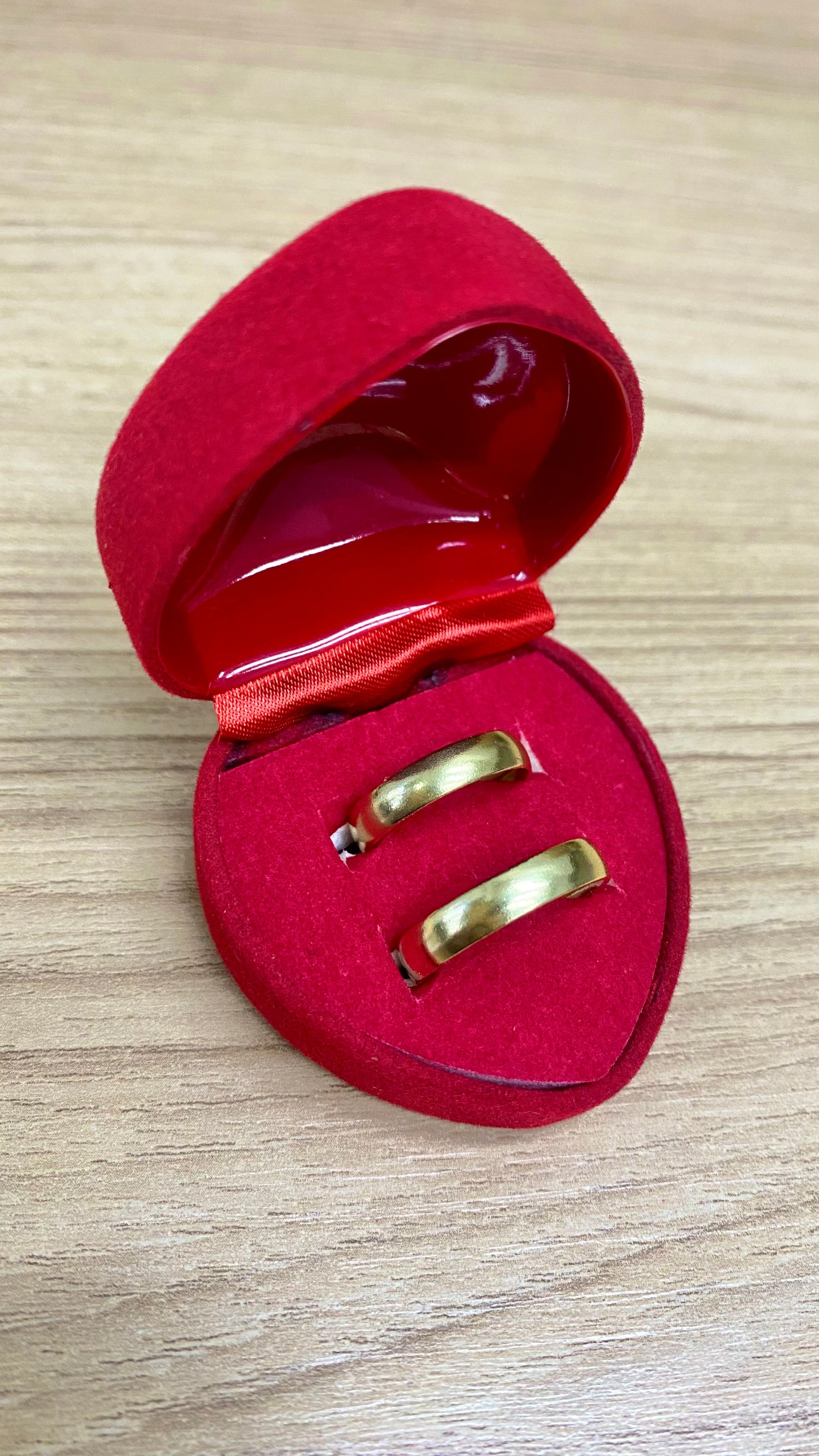 PAR DE ALIANÇAS MODELO ANATOMICA BOLEADA 6MM