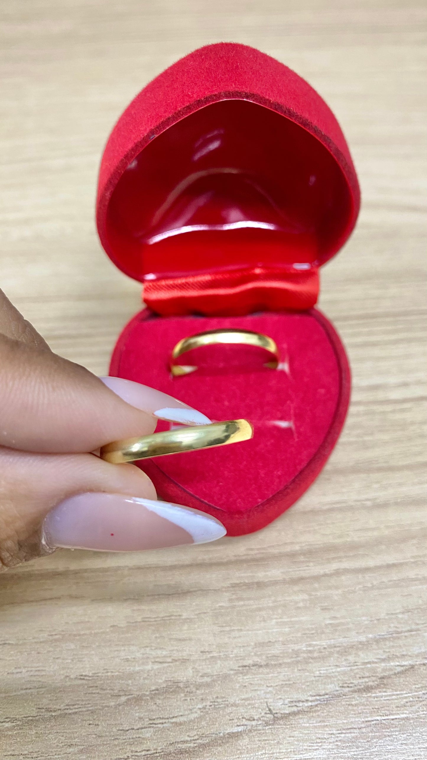 PAR DE ALIANÇAS MOD ANATOMICA BOLEADA 4MM