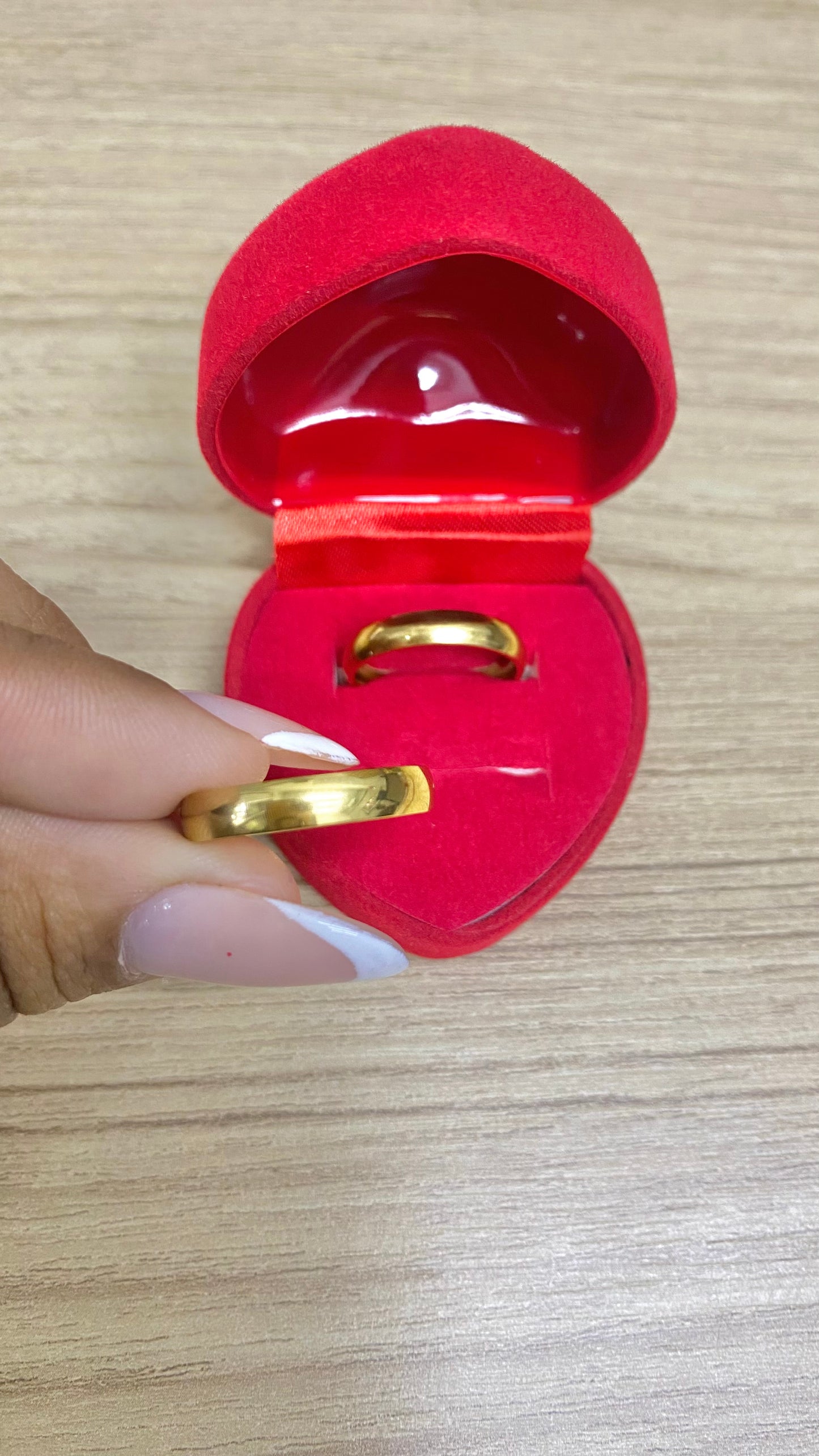 PAR DE ALIANÇAS ANATOMICA BOLEADA ( Com Verniz )