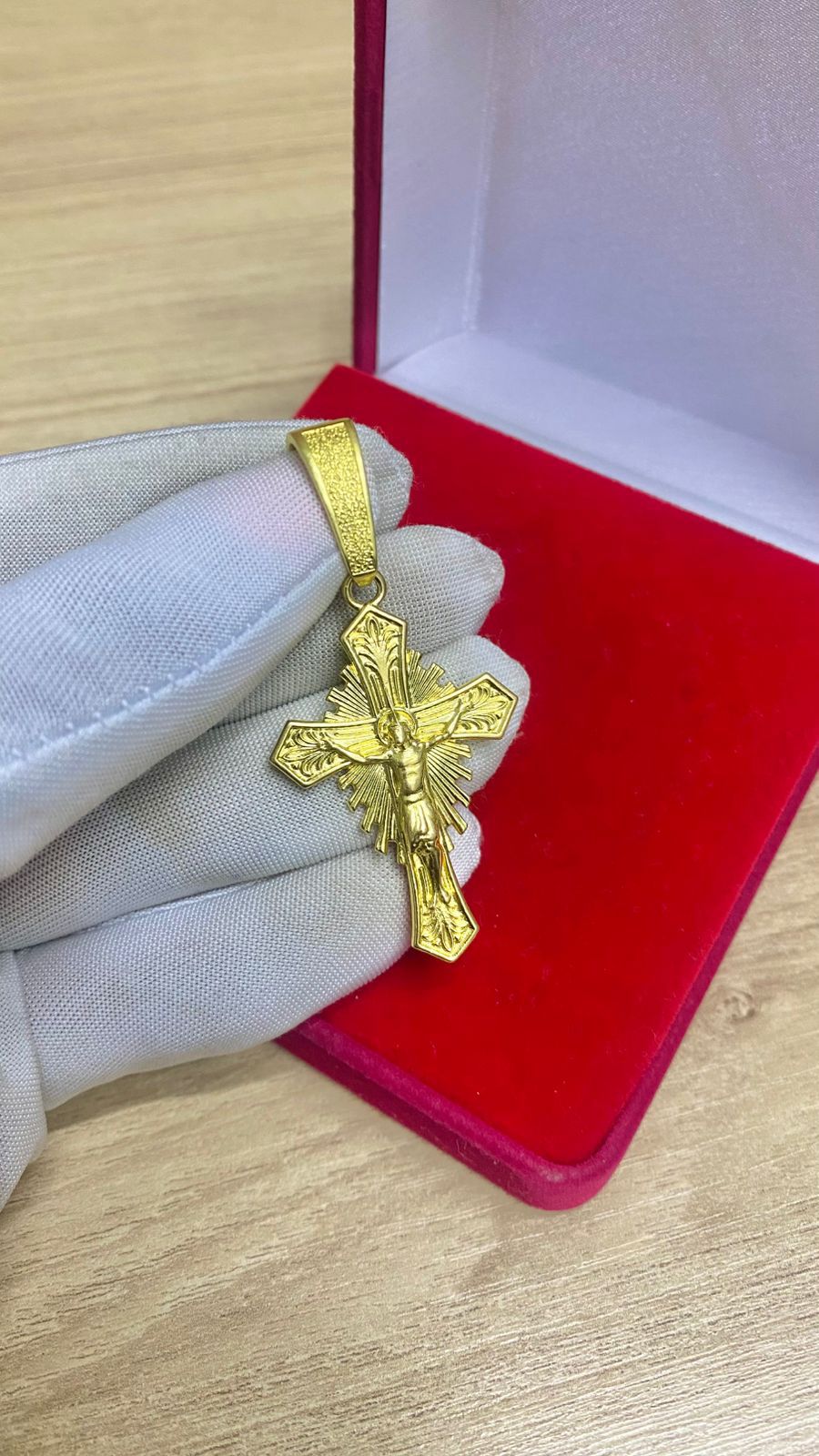 PINGENTE CRISTO CRUCIFICADO MÉDIO