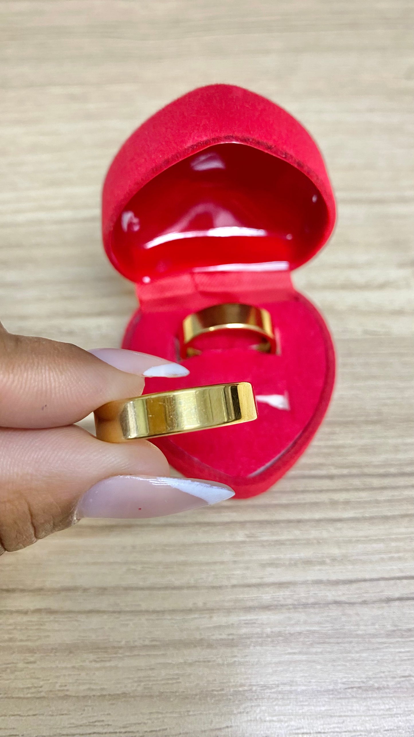 PAR DE ALIANÇAS MOD CHANFRADA 6MM ( Com Verniz )