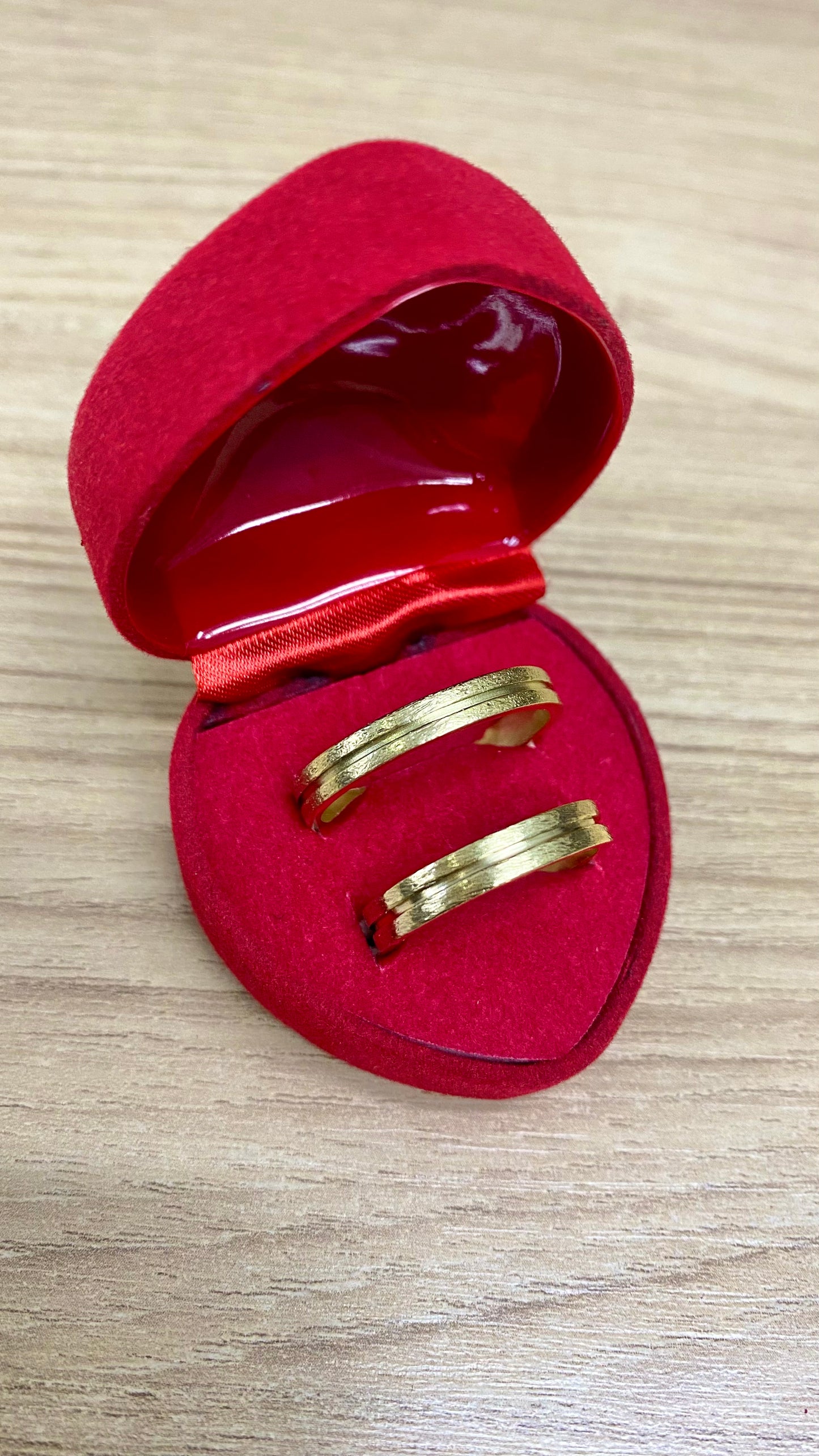 PAR DE ALIANÇAS MOD FRISO LIXADO 4MM