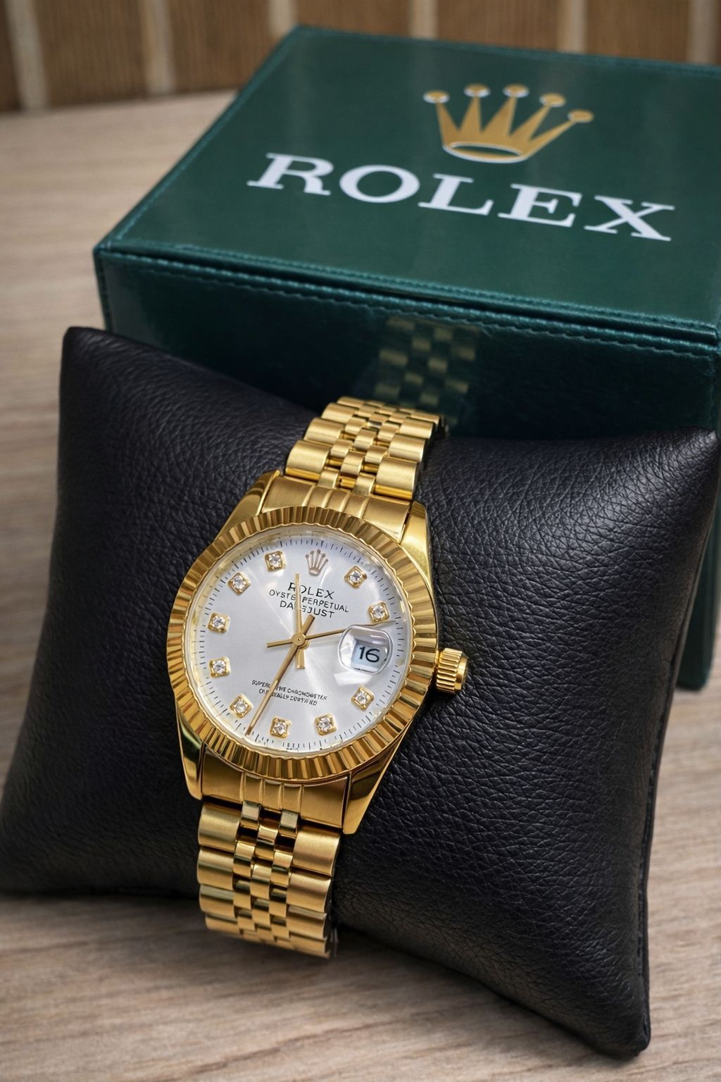 ROLEX FEMININO DOURADO FUNDO BRANCO