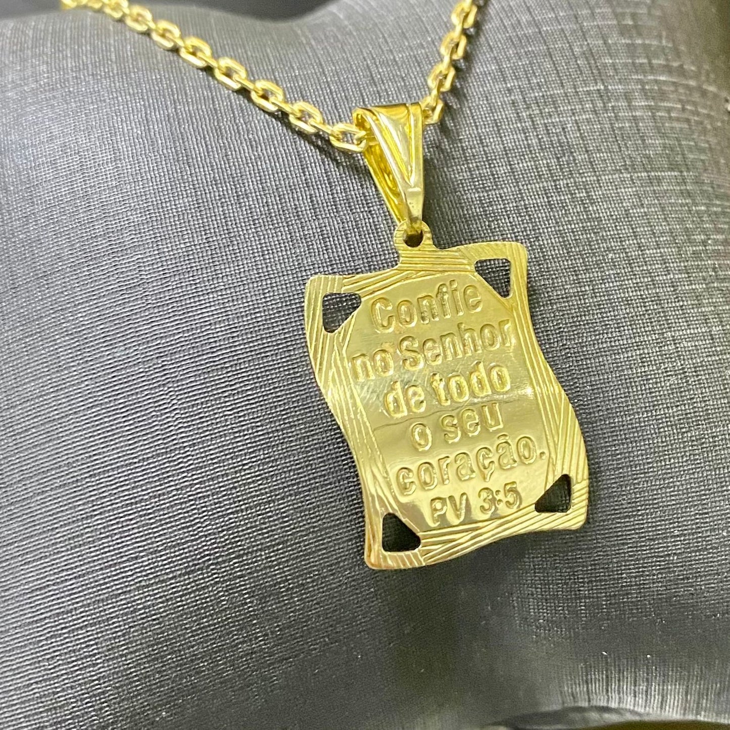 PINGENTE PERGAMINHO " CONFIE NO SENHOR "