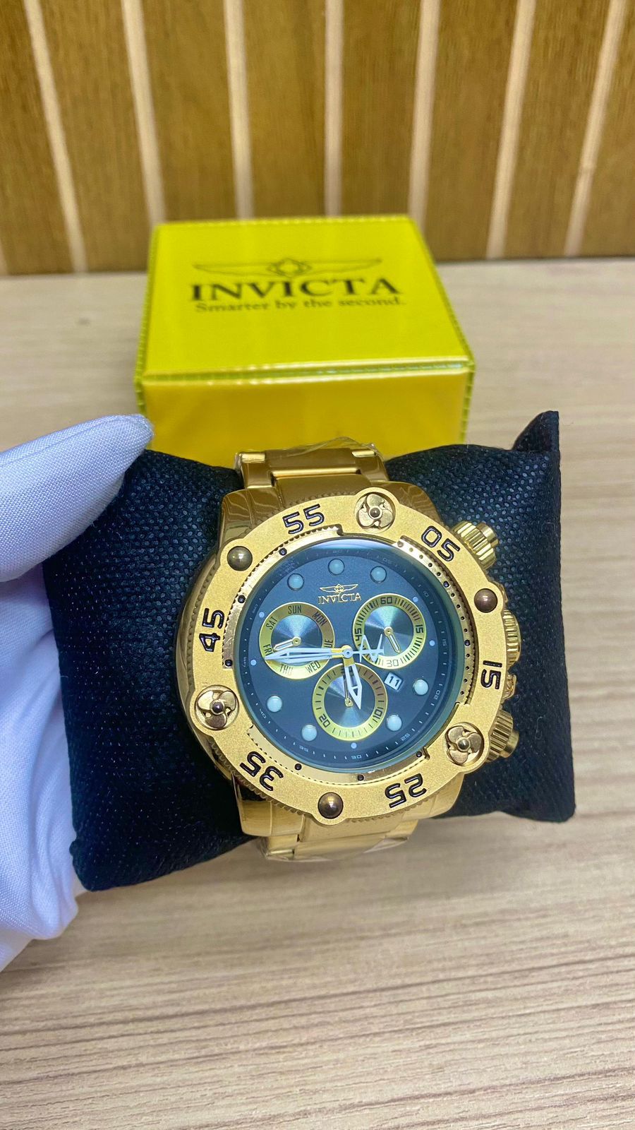 RELOGIO INVICTA DOURADO FUNDO PRETO