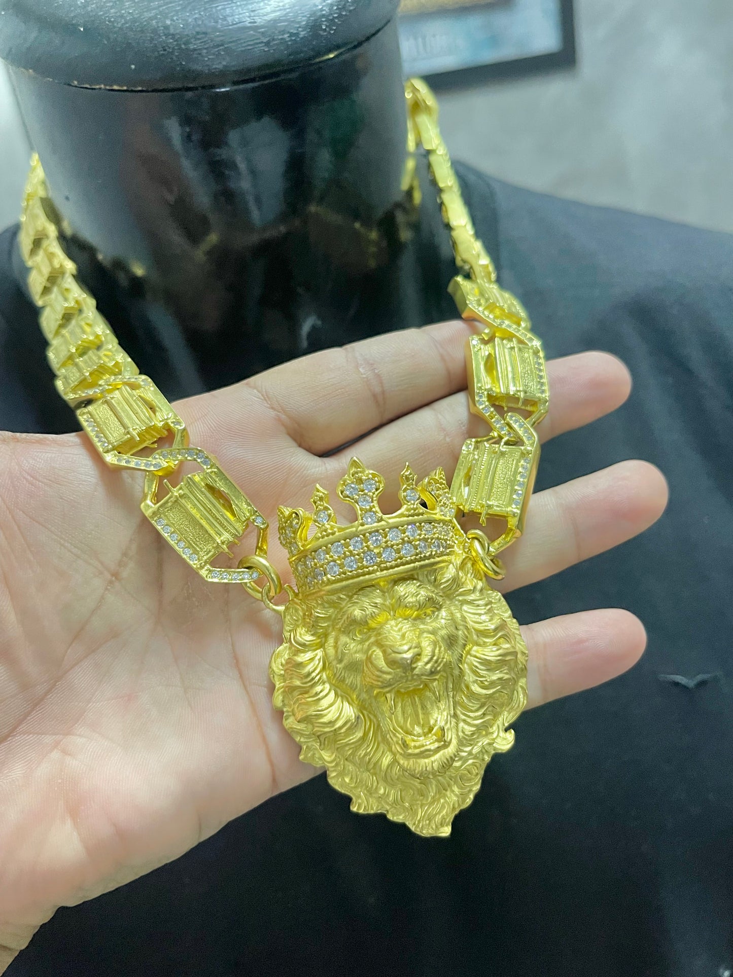 CORRENTE ELO PERSONALIZADO COM LEÃO COROA CRAVEJADA.