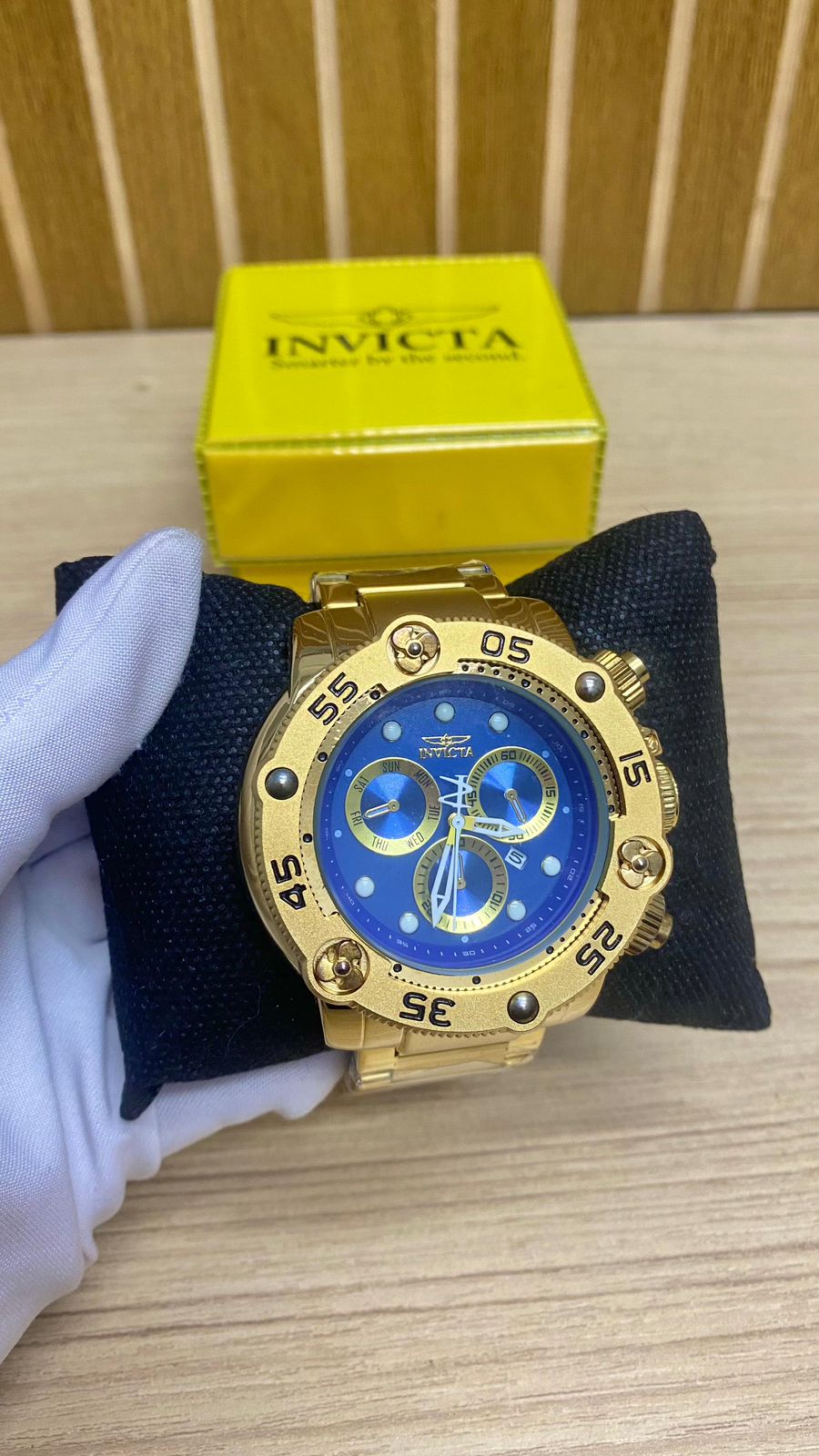 RELOGIO INVICTA DOURADO FUNDO AZUL