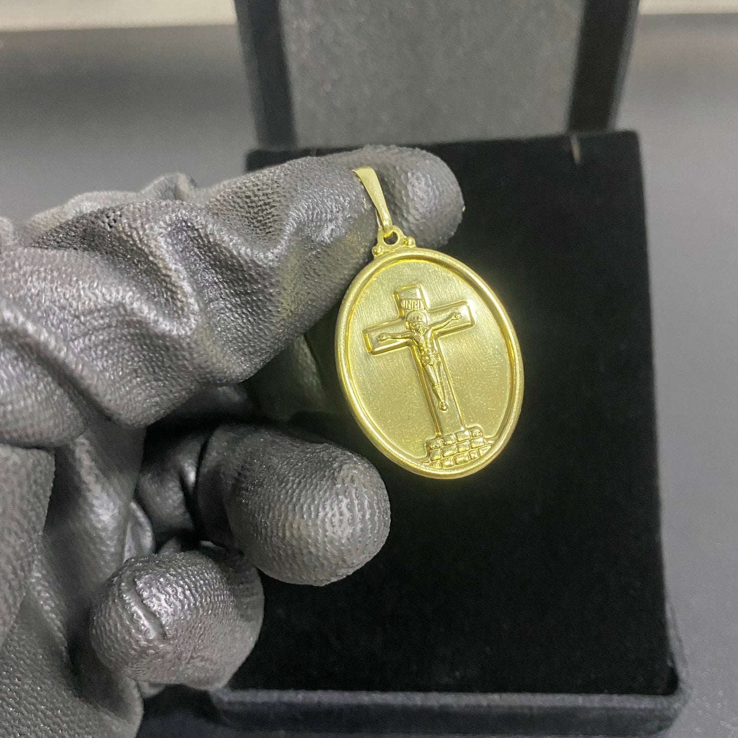 PINGENTE PLACA OVAL CRUCIFIXO JESUS