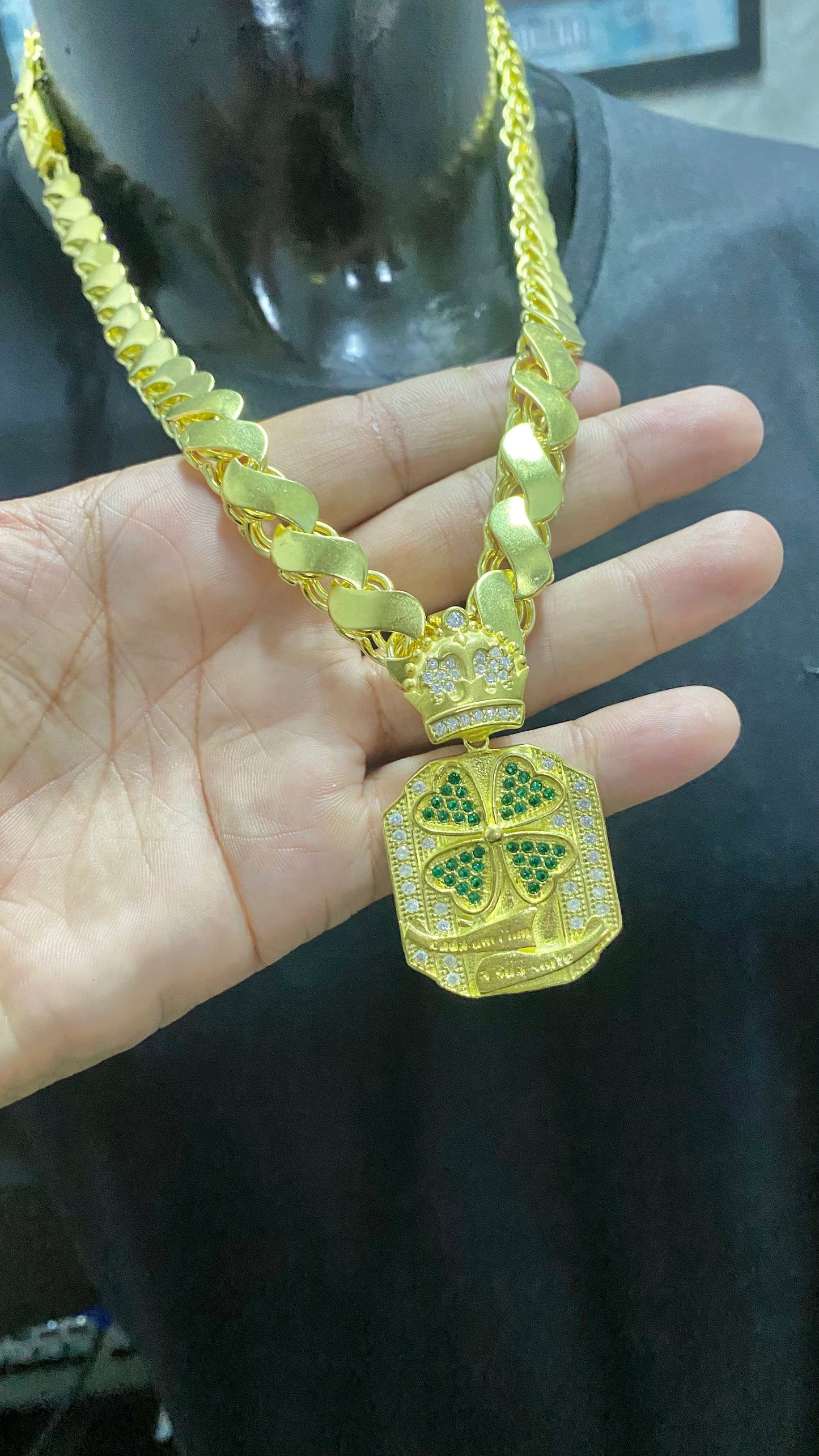 CORRENTE ELO FRISO S 12MM + PINGENTE TREVO DA SORTE CRAVEJADO + BRINDE PULSEIRA