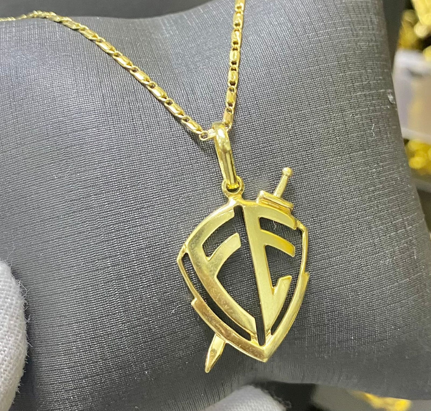 PINGENTE FÉ ESCUDO VAZADO