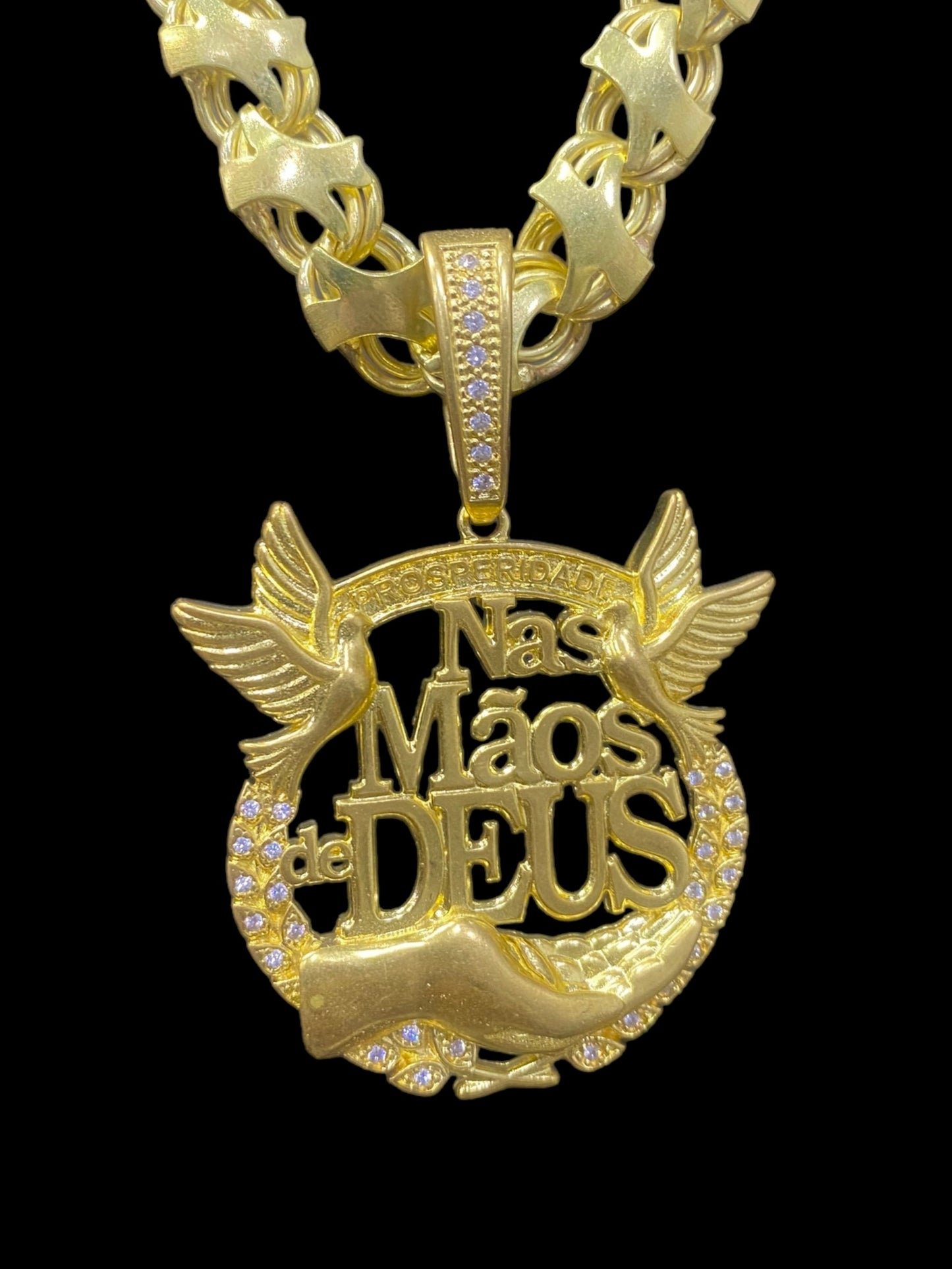 PINGENTE PERSONALIZADO NAS MÃOS DE DEUS CRAVEJADO - WRDJOIAS