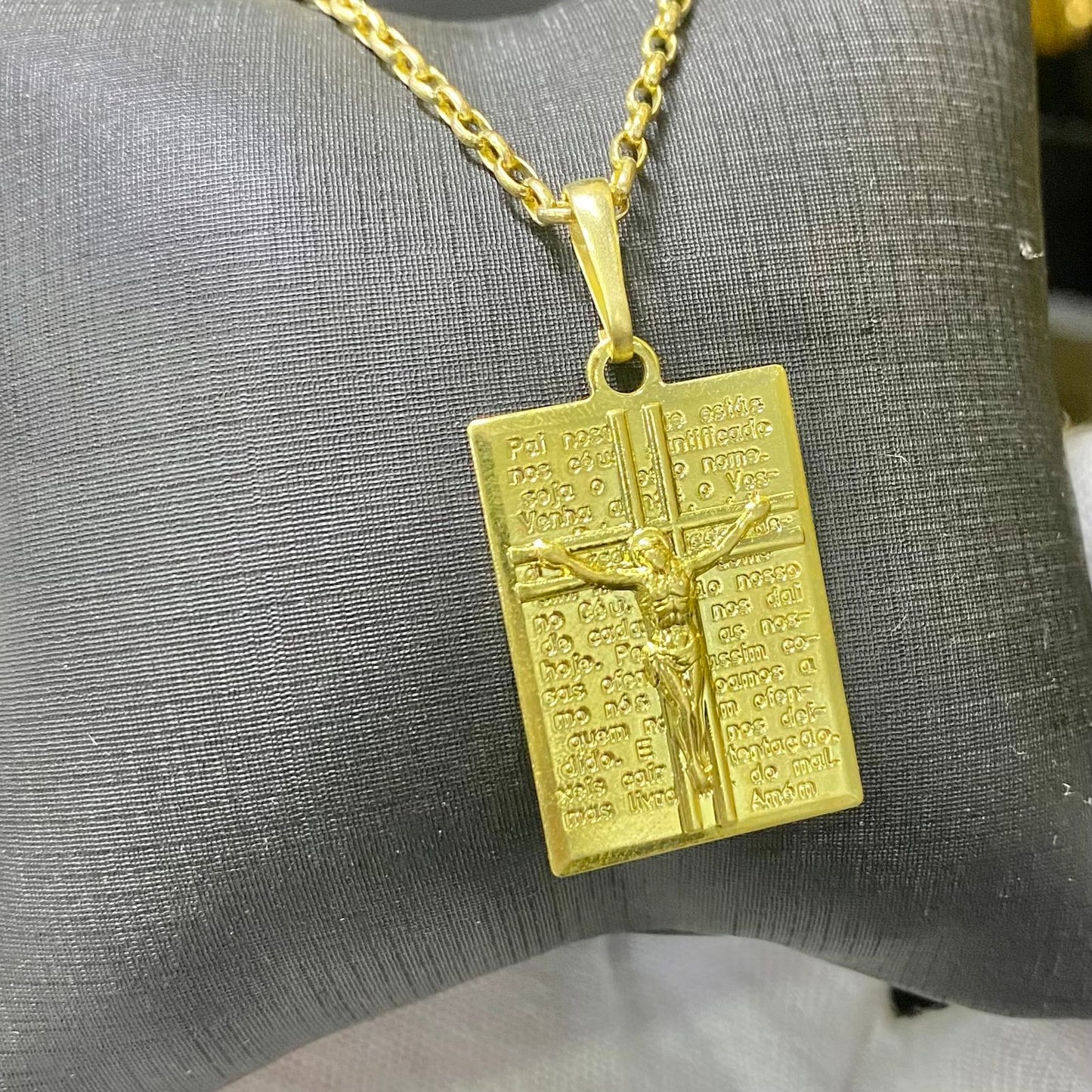PINGENTE PLACA JESUS NA CRUZ
