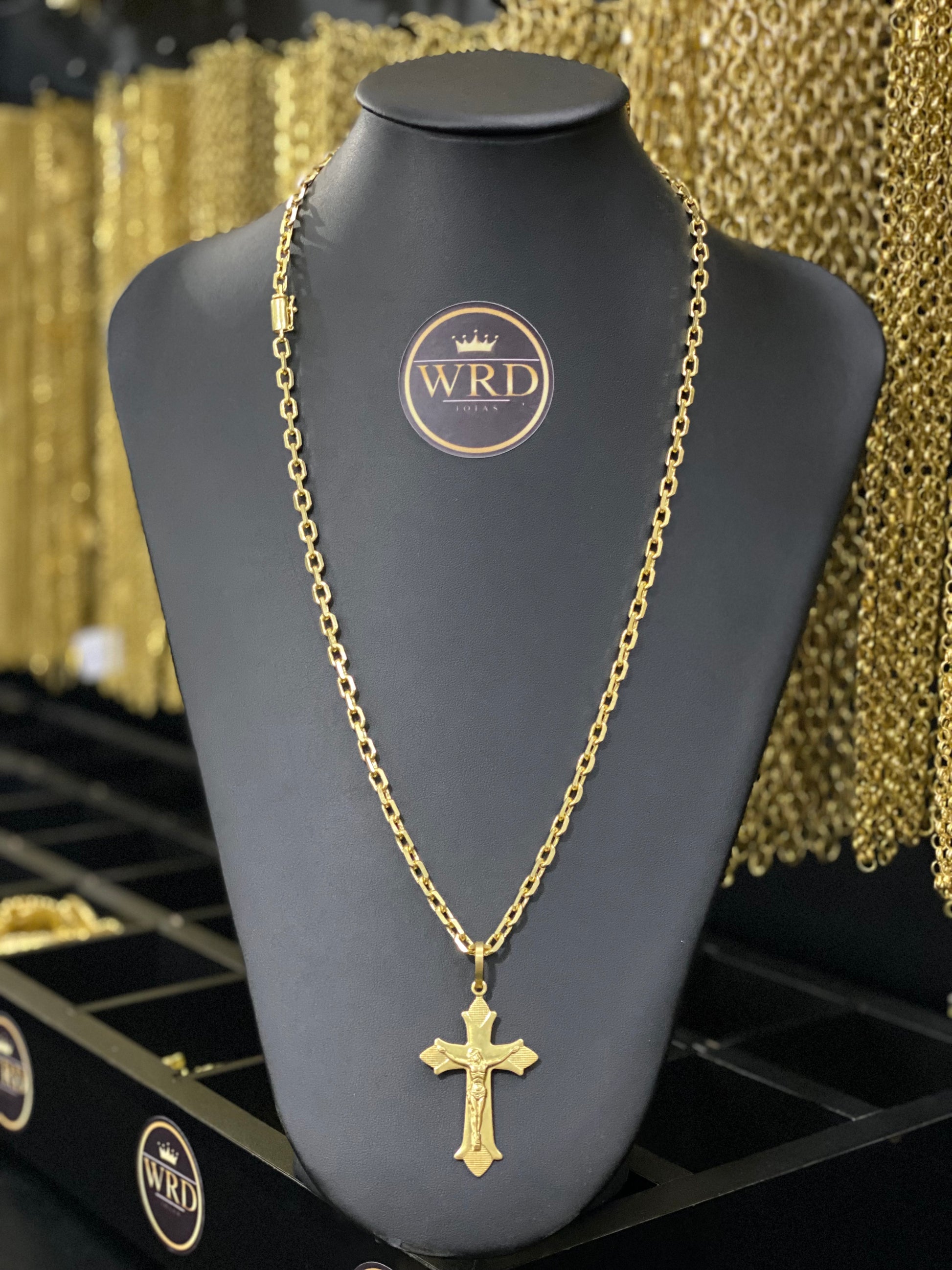 CORRENTE ELO CADEADO 6MM QUINA COM PINGENTE CRUZ COM JESUS - WRDJOIAS